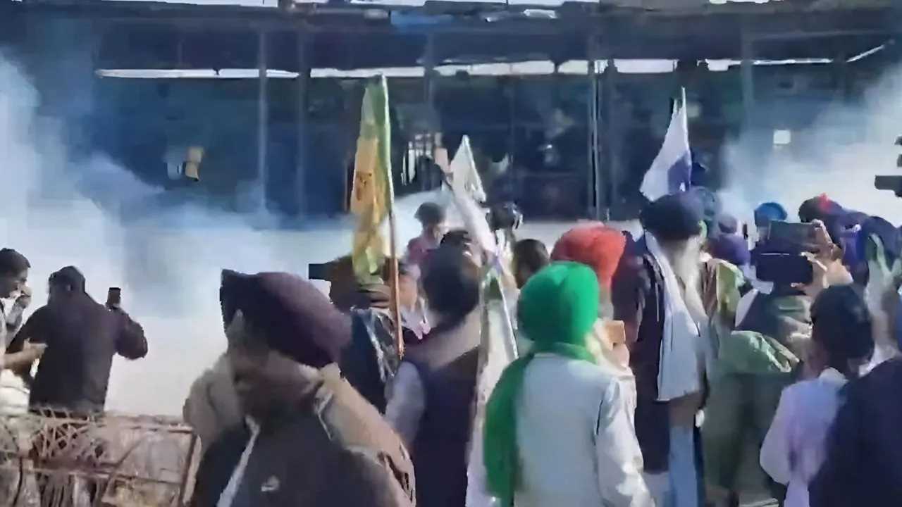 शंभू बॉर्डर से किसानों ने किया दिल्ली की तरफ कूच, पुलिस ने लगाए कटीले तार, फेंके आंसू गैस के गोले